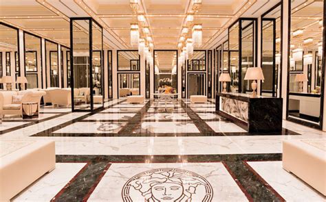 mise en place versace|La Maison Versace aux savoir.